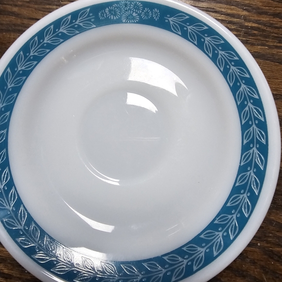 Vintage Pyrex mug and saucer laurel leaf pattern bluegrass color - Picture 3 of 5